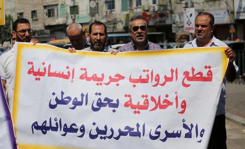 يعانون ظروفًا صعبة للغاية.. استنكار واسع لقطع السلطة رواتب 1612 أسيرًا