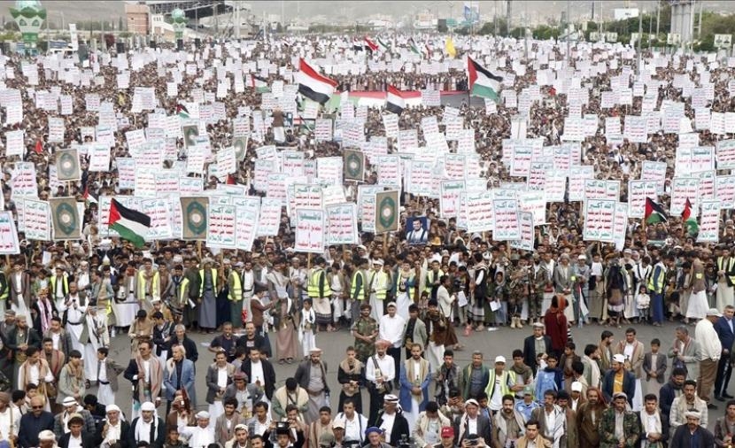 مئات آلاف اليمنيين يتظاهرون احتفالا بكسر العدوان الأمريكي ودعما لغزة