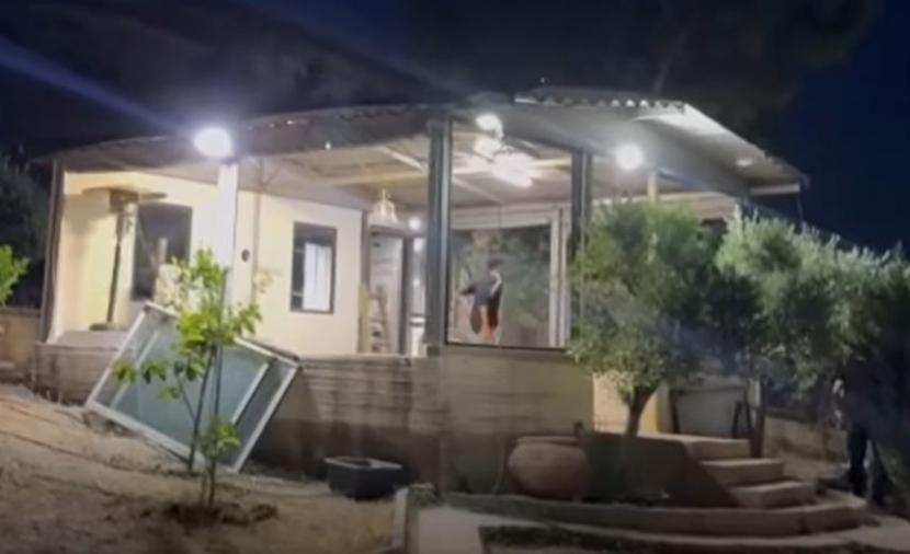 الاحتلال يجبر مواطنا على هدم غرفة زراعية في جبل المكبر