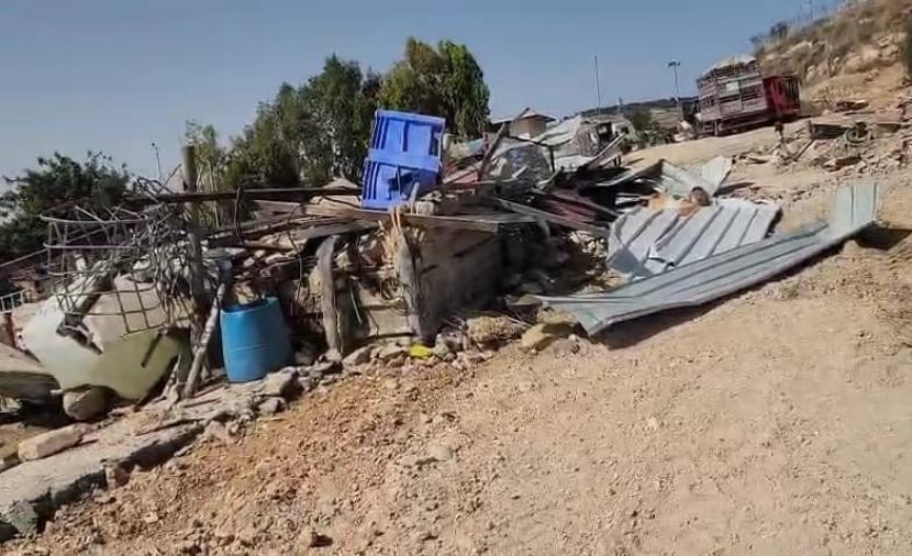 الاحتلال يهدم غرفة وبركسات أغنام شرقي قرية العيسوية