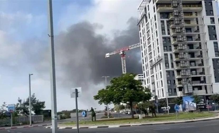 إصابة 4 إسرائيليين بسقوط صواريخ إيرانية وسط الكيان