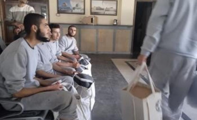 الاحتلال يُفرج عن 12 معتقلًا من غزة