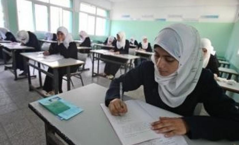 طلبة التوجيهي بغزة.. أحلام مُحطمة وهواجس من ضياع مستقبلهم