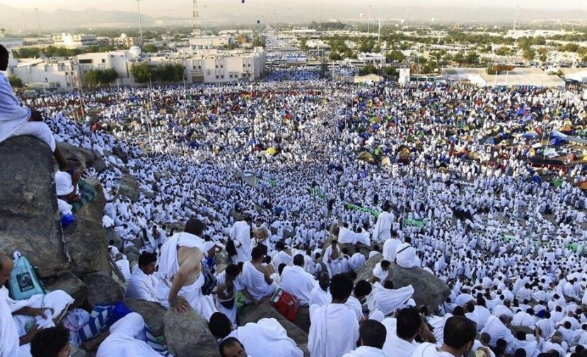 صفا \ حجاالج بيت الحرام يفدون إلى عرفة لأداء ركن الحج الأعظم.