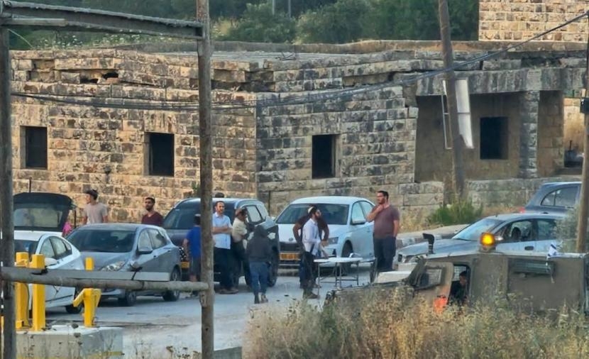 مستوطنون بحماية جيش الاحتلال يغلقون مدخل اللبن الشرقية