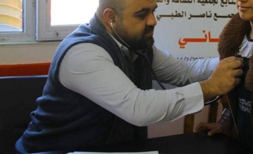 ملتحقا بأطفاله التسعة.. استشهاد الطبيب حمدي النجار زوج الطبيبة آلاء النجار