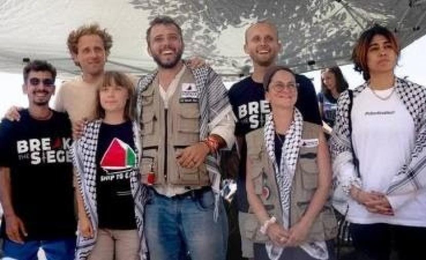 الاحتلال يحتجز 8 من ناشطي "مادلين" تمهيدًا لترحيلهم قسريًا