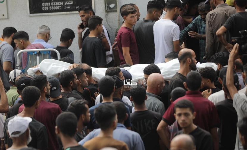 12 شهيدًا وعشرات المصابين بمجزرة بحق طالبي المساعدات وسط القطاع