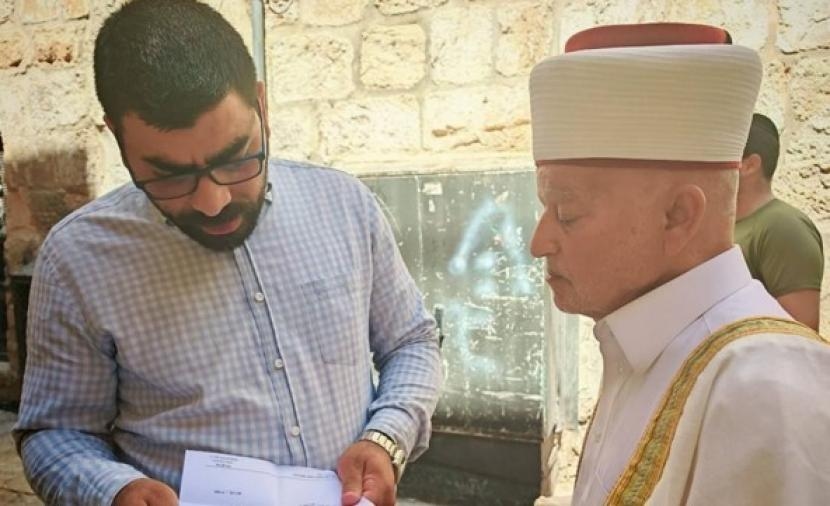 الاحتلال يبعد مفتي القدس عن الأقصى لأسبوع ويمنع مرابطة من السفر