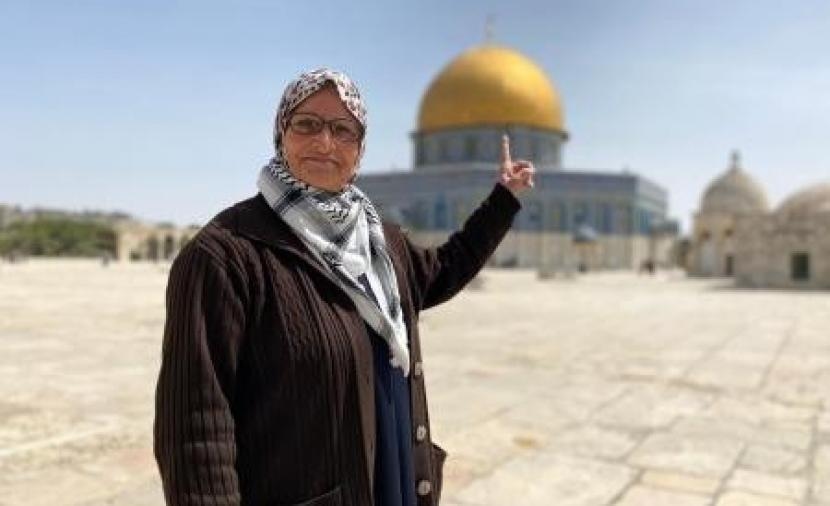 الاحتلال يمدد توقيف المرابطة نفيسة خويص إلى يوم غد الأحد