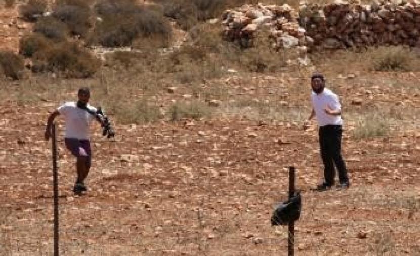 مستوطنون يسرقون صهريج مياه ويعطبون إطارات جرار زراعي بالأغوار