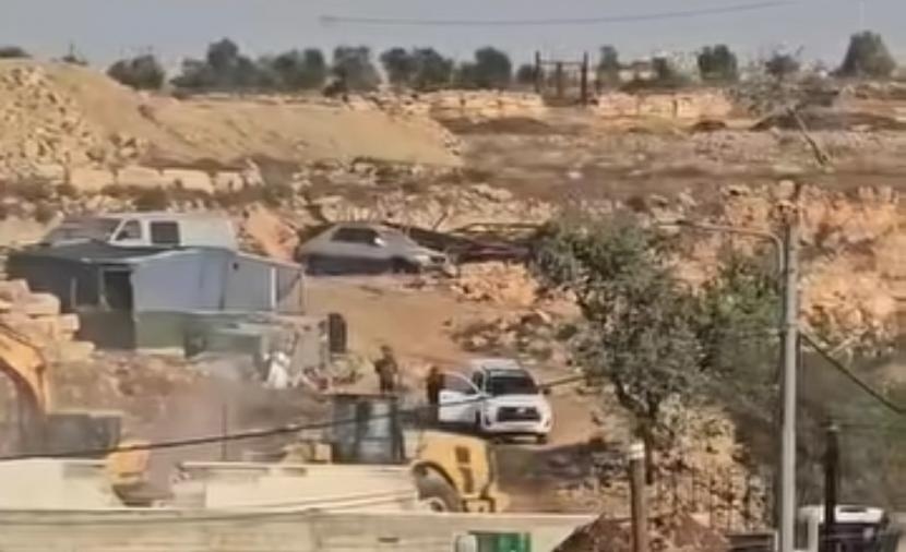 الاحتلال يهدم منشأة زراعية وكوخًا وسورًا بالقدس