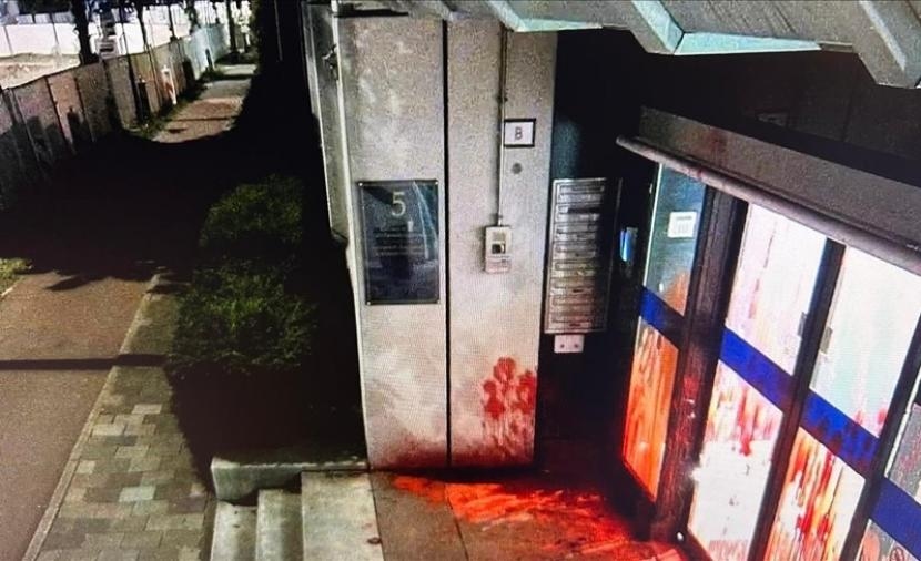 تلطيخ بوابة سفارة "إسرائيل" في لاهاي بطلاء أحمر احتجاجا على الإبادة بغزة
