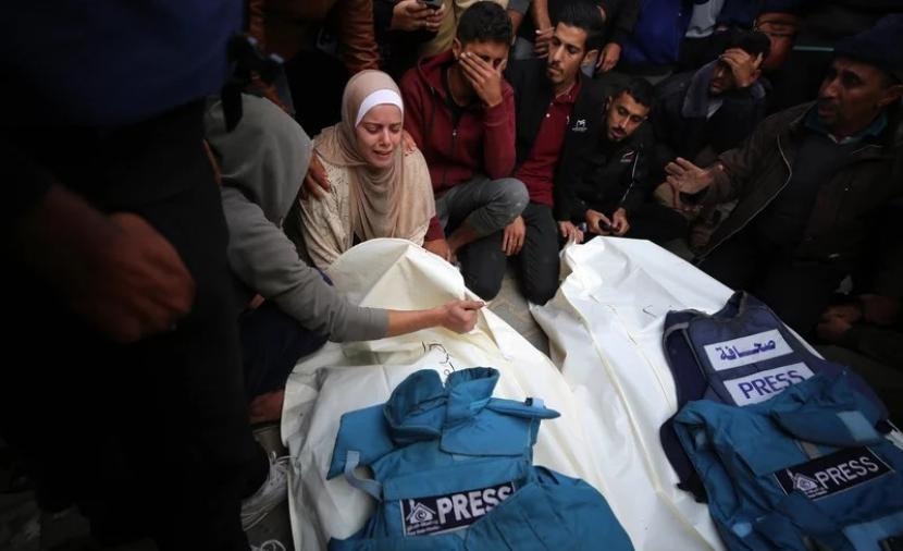 صحيفة بريطانية: مع توالي قتل صحفيي غزة.. من سيقصّ جرائم إسرائيل؟