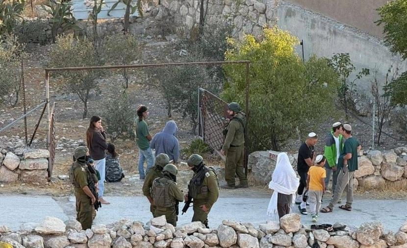 مستوطنون يؤدون طقوسًا تلمودية في قرية التوانة بالخليل