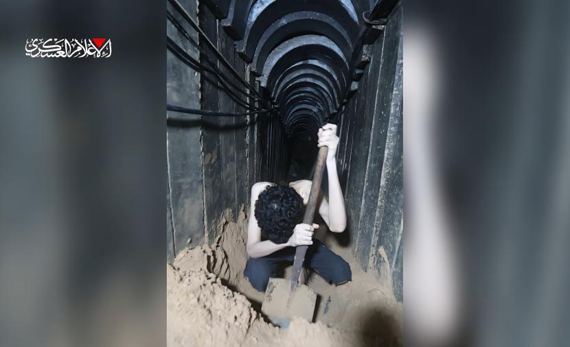 "القسام" تنشر فيديو لأسير إسرائيلي يحفر قبره بيده