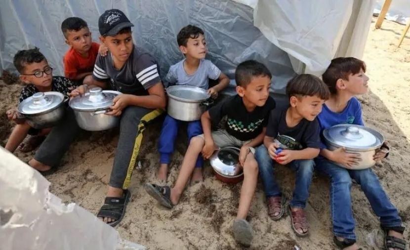 مسؤولة أوروبية تطالب الاحتلال بإيقاف تجويع غزة