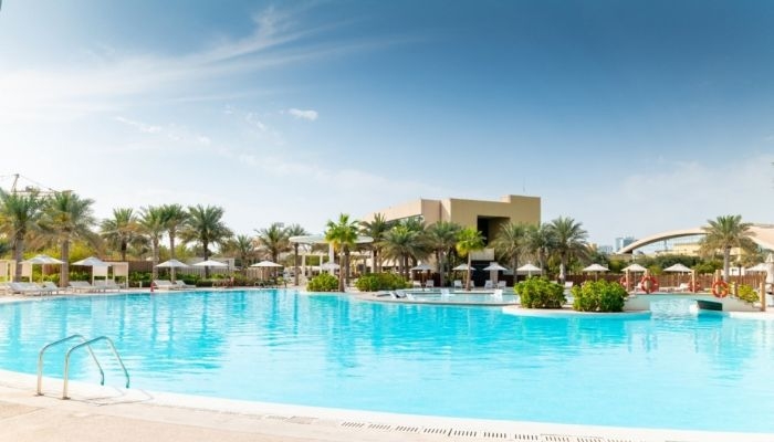 فندق 'إرث' أبوظبي يُطلق عروض الإقامة الصيفية الحصرية على شاطئ البحر
