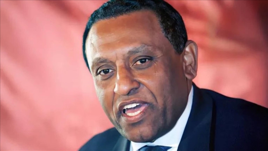 كامل إدريس.. رئيسا للوزراء بالسودان وسط حرب وتحديات (بروفايل)