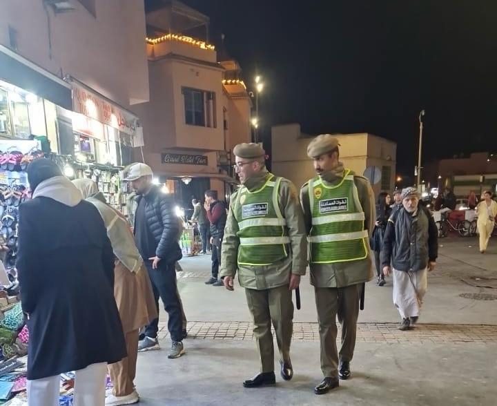 حملة واسعة بمراكش لتحرير الملك العام من الاحتلال العشوائي بممر البرانس والمحلات التجارية المجاورة لساحة جامع لفنا