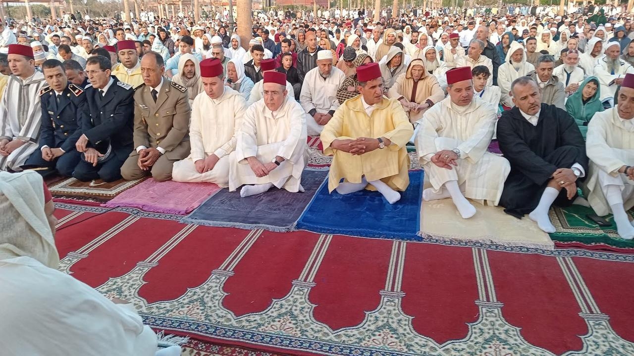 بالصور : عامل إقليم شيشاوة بوعبيد الكراب يؤدي صلاة عيد الفطر بالمصلى الكبرى وسط أجواء من الخشوع