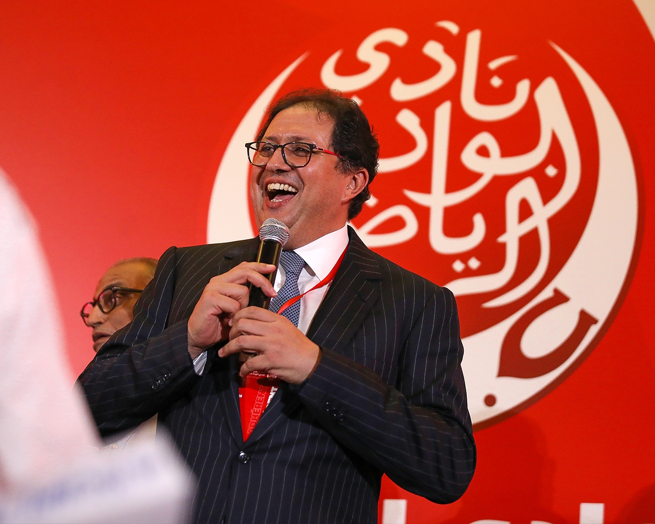 منخرطو الوداد يطالبون برحيل هشام أيت منا و يرفعون شعار 'الاستقالة أو الإقالة'