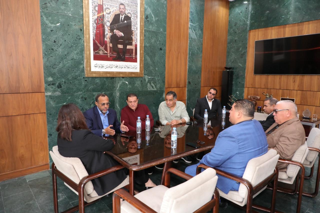 بالصور : عمدة مراكش فاطمة الزهراء المنصوري تستقبل مسؤولي الكوكب المراكشي وتعلن عن منحة ضخمة وهبة عقارية للنادي
