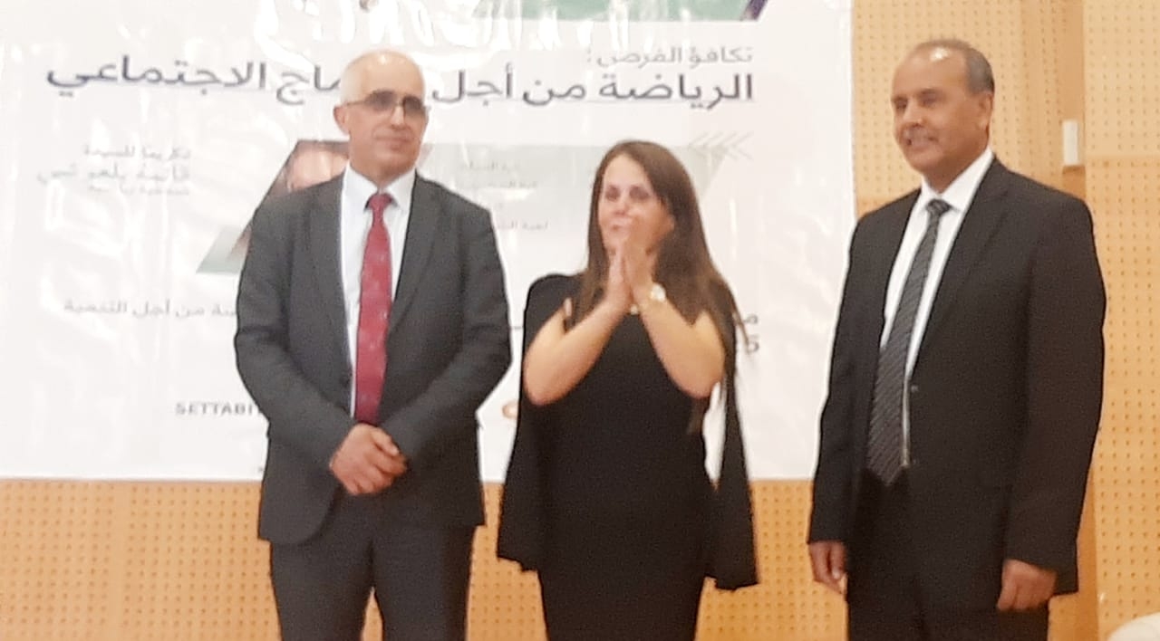 تكريم الصحفية قائمة بلعوشي في افتتاح النسخة الخامسة من أسبوع الرياضة بجامعة الحسن الأول بسطات.