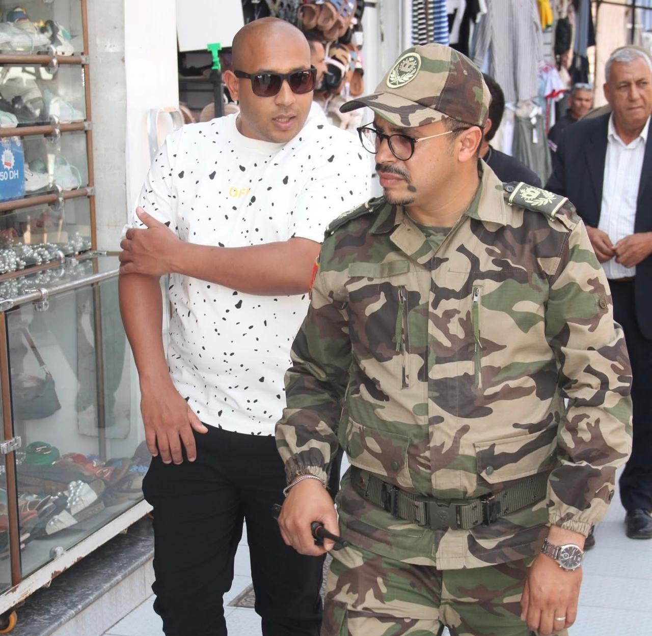 بالصور : قائد الملحقة الإدارية المسيرة يقود حملة واسعة لتحرير الملك العمومي بمراكش وسط ترحيب الساكنة