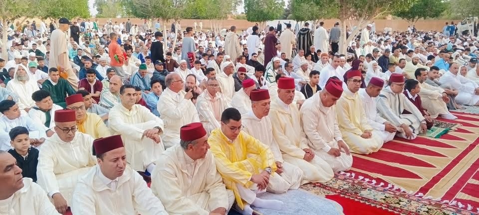 بالصور : قلعة السراغنة: عامل الإقليم سمير اليزيدي يؤدي صلاة عيد الأضحى بالمصلى الكبير بالحي الإداري