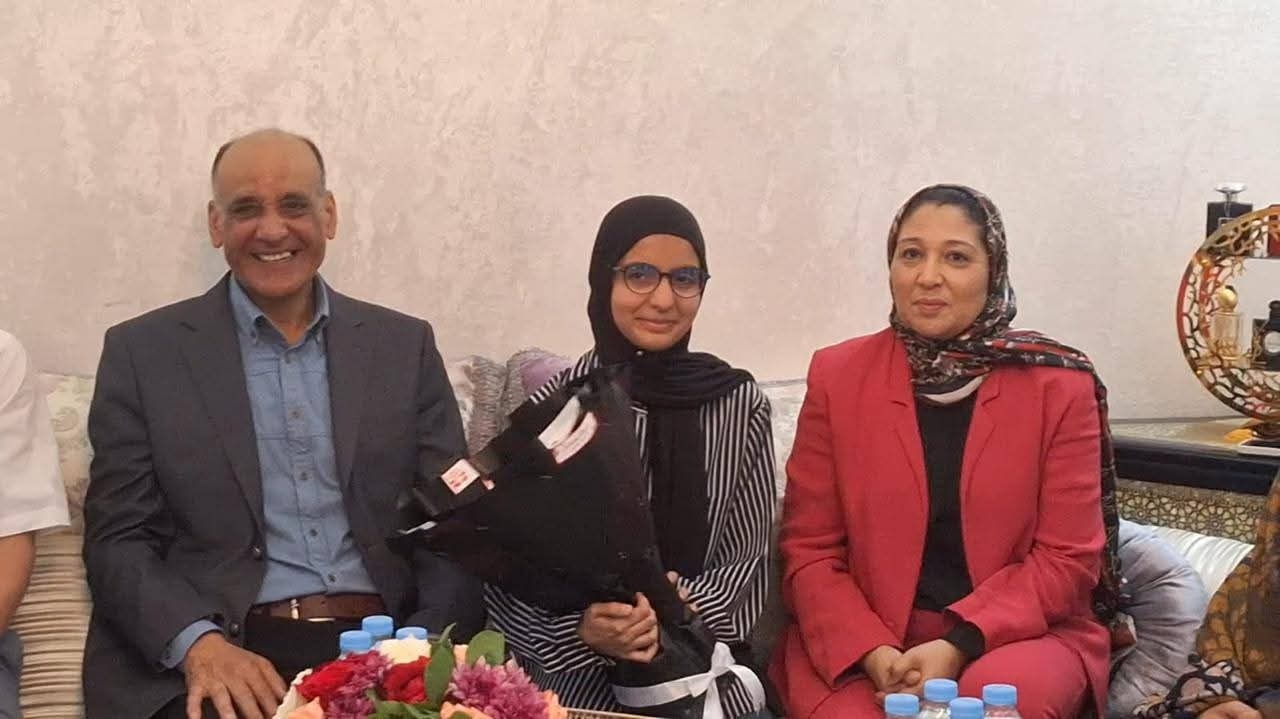كلميمزيارة إشادة السيد مدير الأكاديمية الجهوية للتربية والتكوين بجهة كلميم وادنون والسيدة المديرة الإقليمية يحتفيان بالتلميذة حنان أوس الحاصلة على أعلى معدل جهوي.