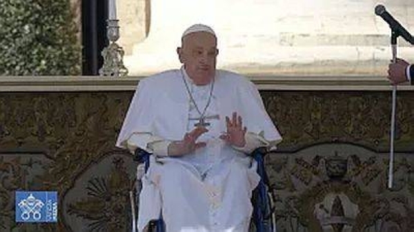 Pope makes surprise appearance during Mass in St. Peter&#039;s Square