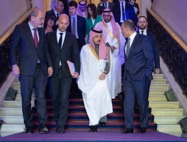 Arab ministerial committee meets French FM to push Gaza ceasefire, two-state solution