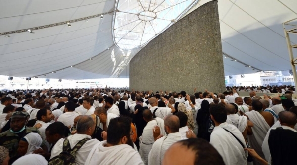 Pilgrims begin stoning Jamrat al-Aqaba in Mina