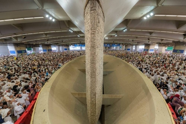 Pilgrims cast stones at three Jamarat on first day of Tashreeq
