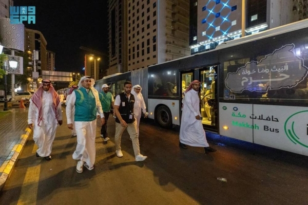 Transport minister inspects Hajj shuttle service for pilgrims heading for Grand Mosque