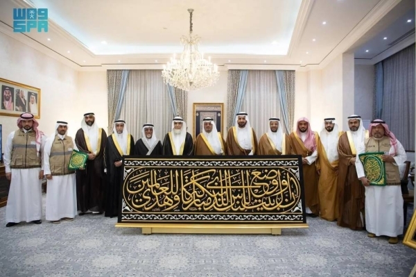 Makkah Deputy Emir hands over Kaaba&#039;s new Kiswa to Senior Keeper Al-Shaibi