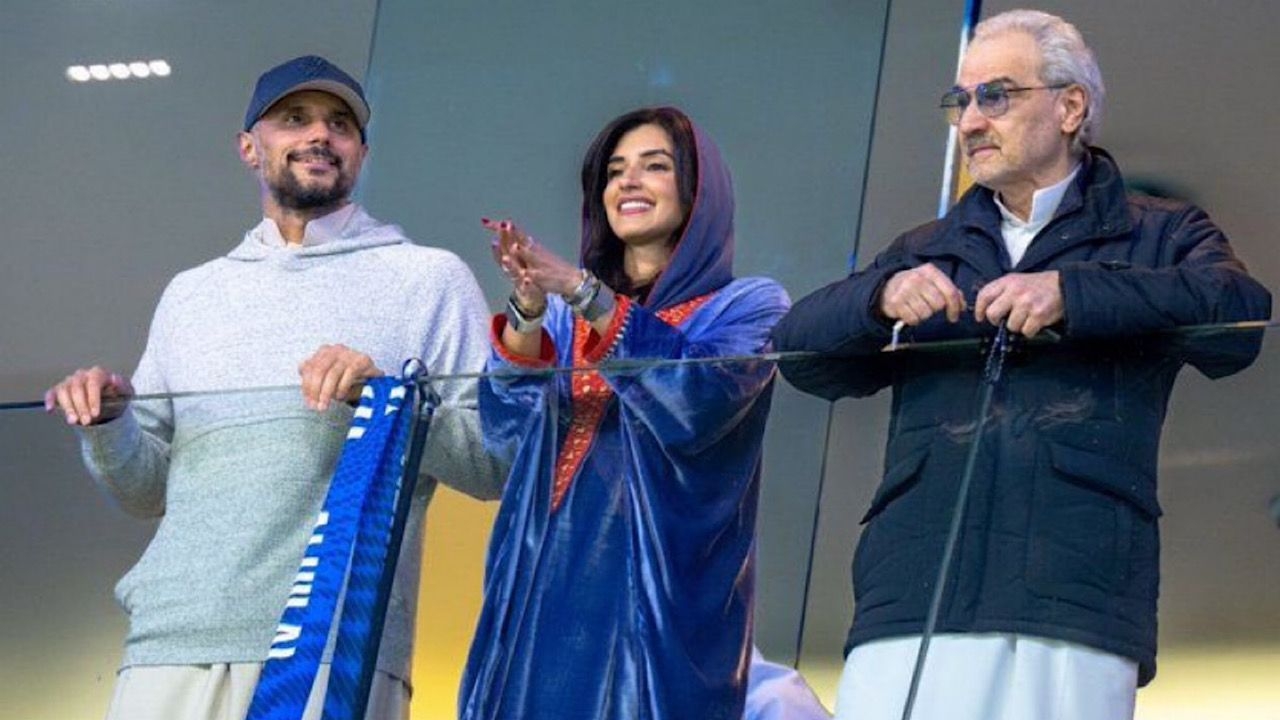 بحكمة الأب وسند الأخ كبرتُ ونضجتُ .. صورة