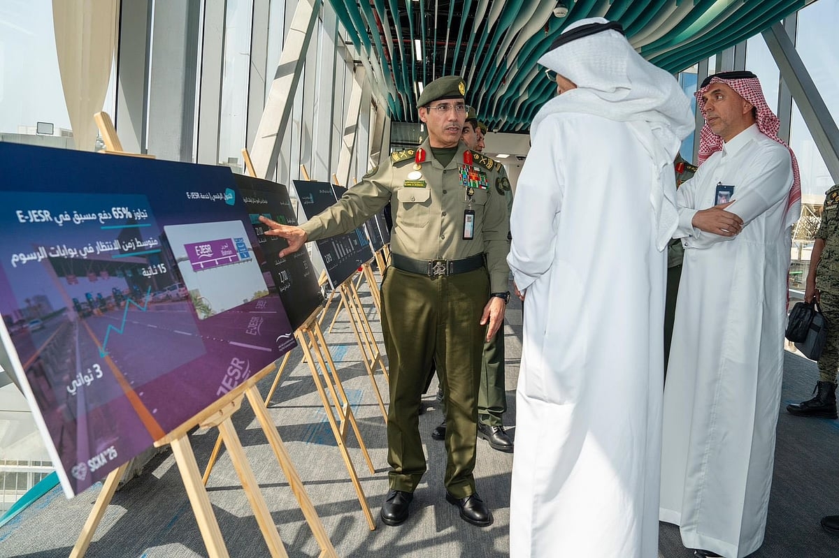 اللواء المربع يتفقد جوازات جسر الملك فهد