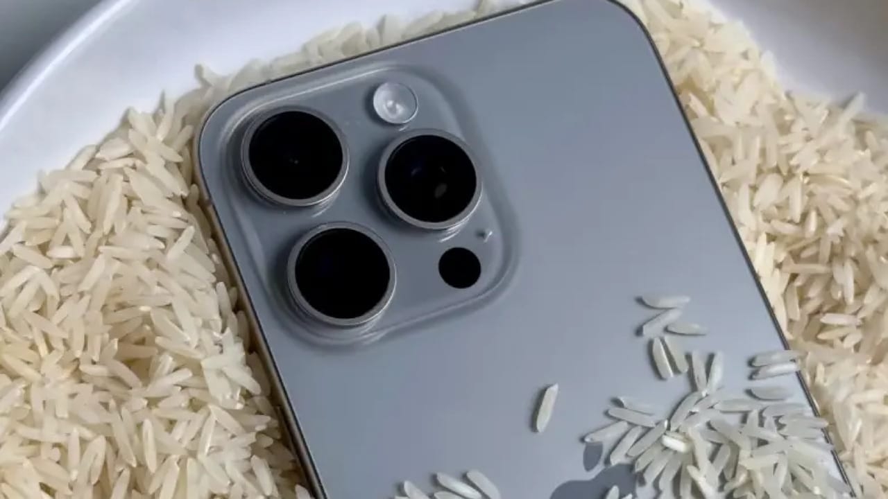 الأرز لا ينقذ هاتفك من الماء بل قد يدمره