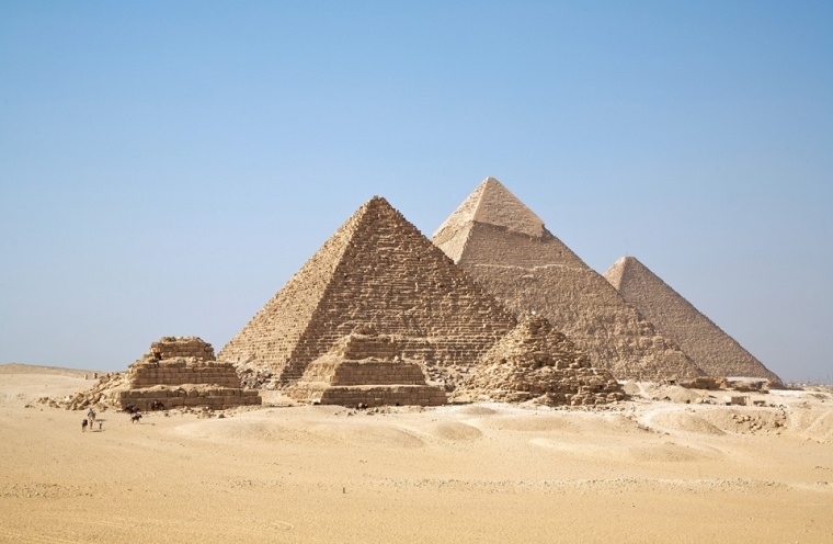 مصر.. ما حقيقة هدم أهرامات الملكات في الجيزة؟