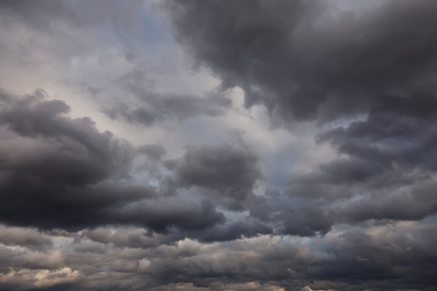 غيوم وسحب داكنة مع ساعات الفجر والصباح الباكر .. هل تهطل أمطار الصيف في بلاد الشام؟