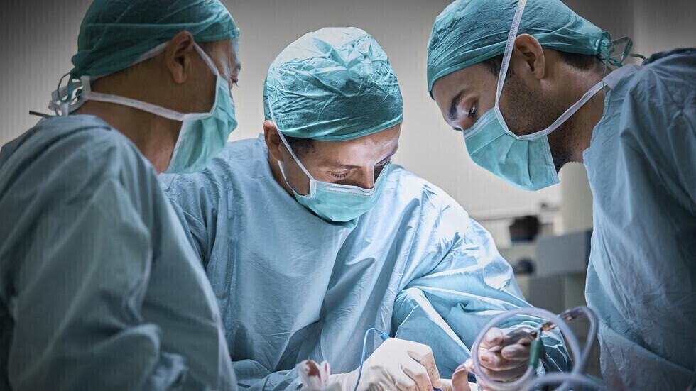 عملية جراحية نادرة لطفل عمره 3 أيام بمستشفى الكرك الحكومي