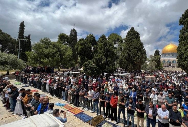 60 ألفًا يؤدون صلاة الجمعة في المسجد الأقصى