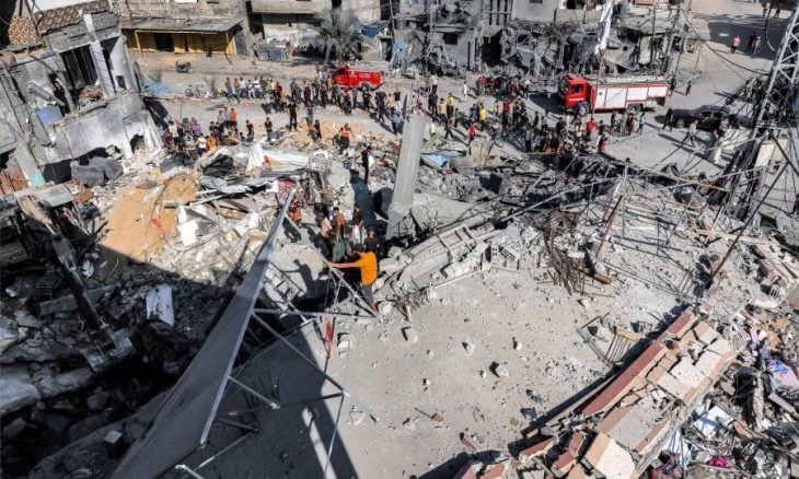 إنقاذ أطفال من تحت الركام بعد قصف للاحتلال غرب مدينة غزة