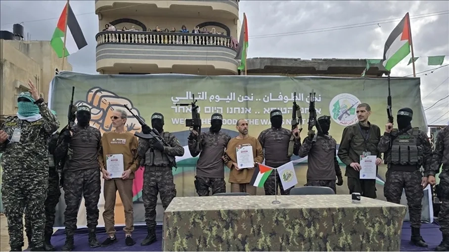 5 رسائل من 'القسام' خلال تسليم الدفعة الخامسة من الأسرى الإسرائيليين (شاهد)