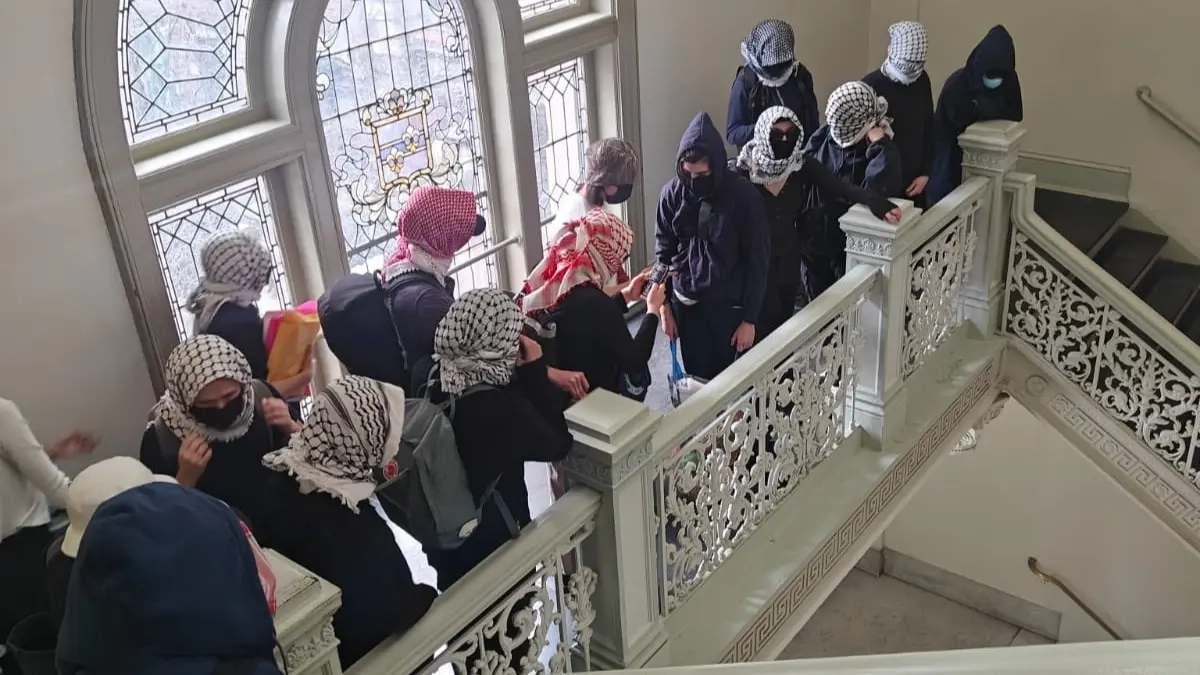 متظاهرون مؤيدون لفلسطين يقتحمون جامعة كولومبيا الأمريكية تضامنا مع الطلبة / شاهد
