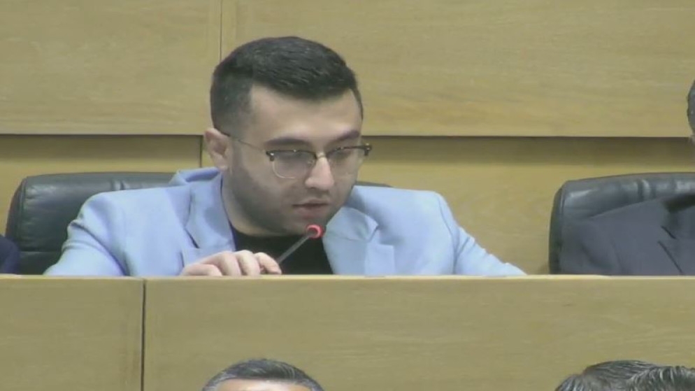 أجواء متوترة تحت القبة قبيل بدء الجلسة .. والجراح يعتذر للقباعي