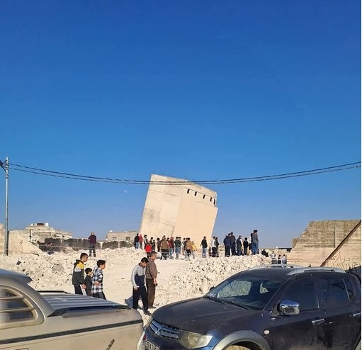 لحظة وفاة الشاب وليد الترك بانهيار مبنى في إربد (فيديو)