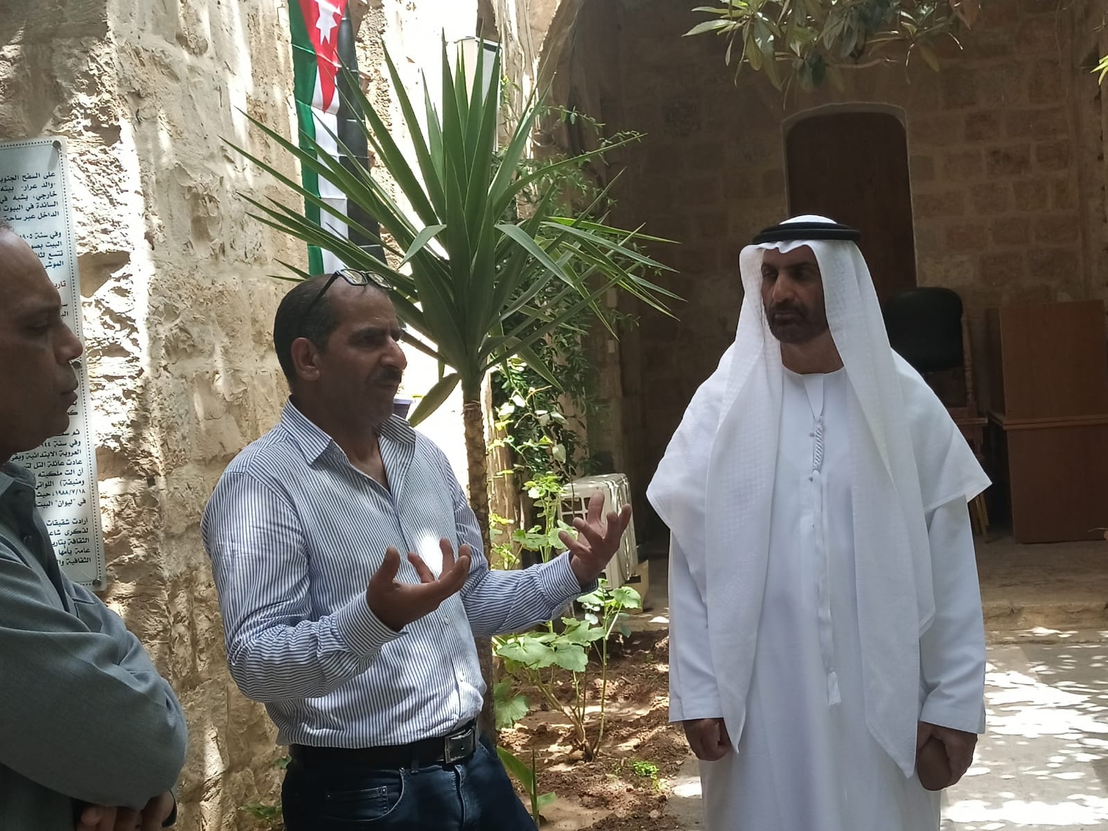 المستشار البيئي لحكومة عجمان يزور بيت عرار الثقافي.